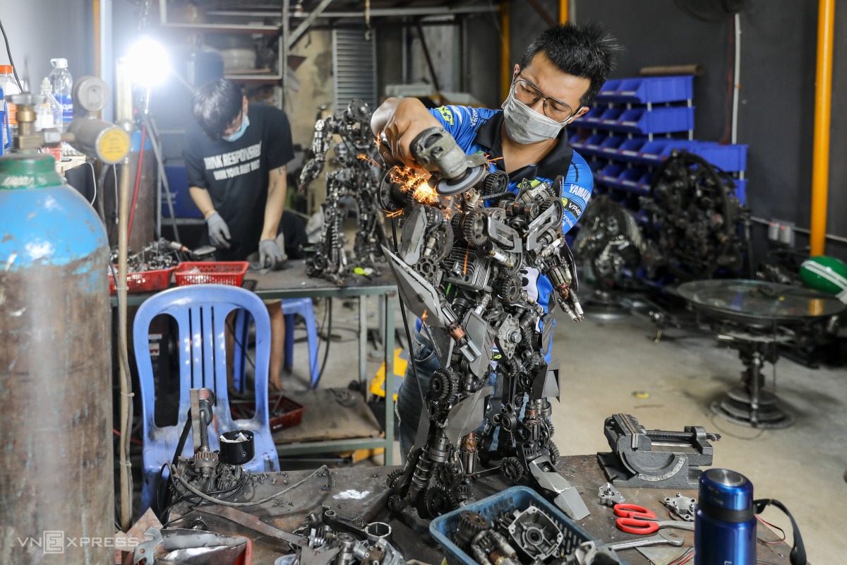 Chàng trai làm 'đồ chơi' giá trăm triệu đồng từ linh kiện xe cũ