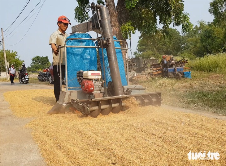 Máy hốt lúa của anh thợ cơ khí 'nhà quê'